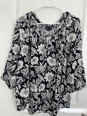 Jones New York Black and White Floral V-Neck Tunic